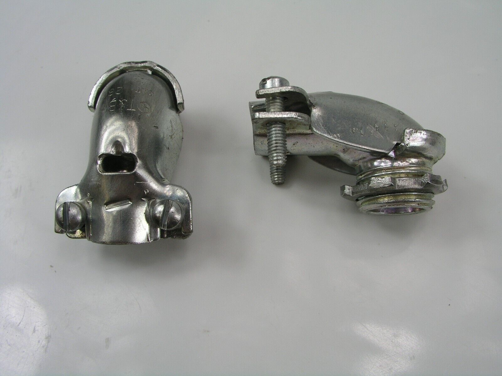 1/2" Knockout 90 Degree Squeeze Cable Drop Connectors, 2pcs Lot Main Image 1/2" Knockout 90 Degree Squeeze Cable Drop Connectors, 2pcs Lot - Image 1