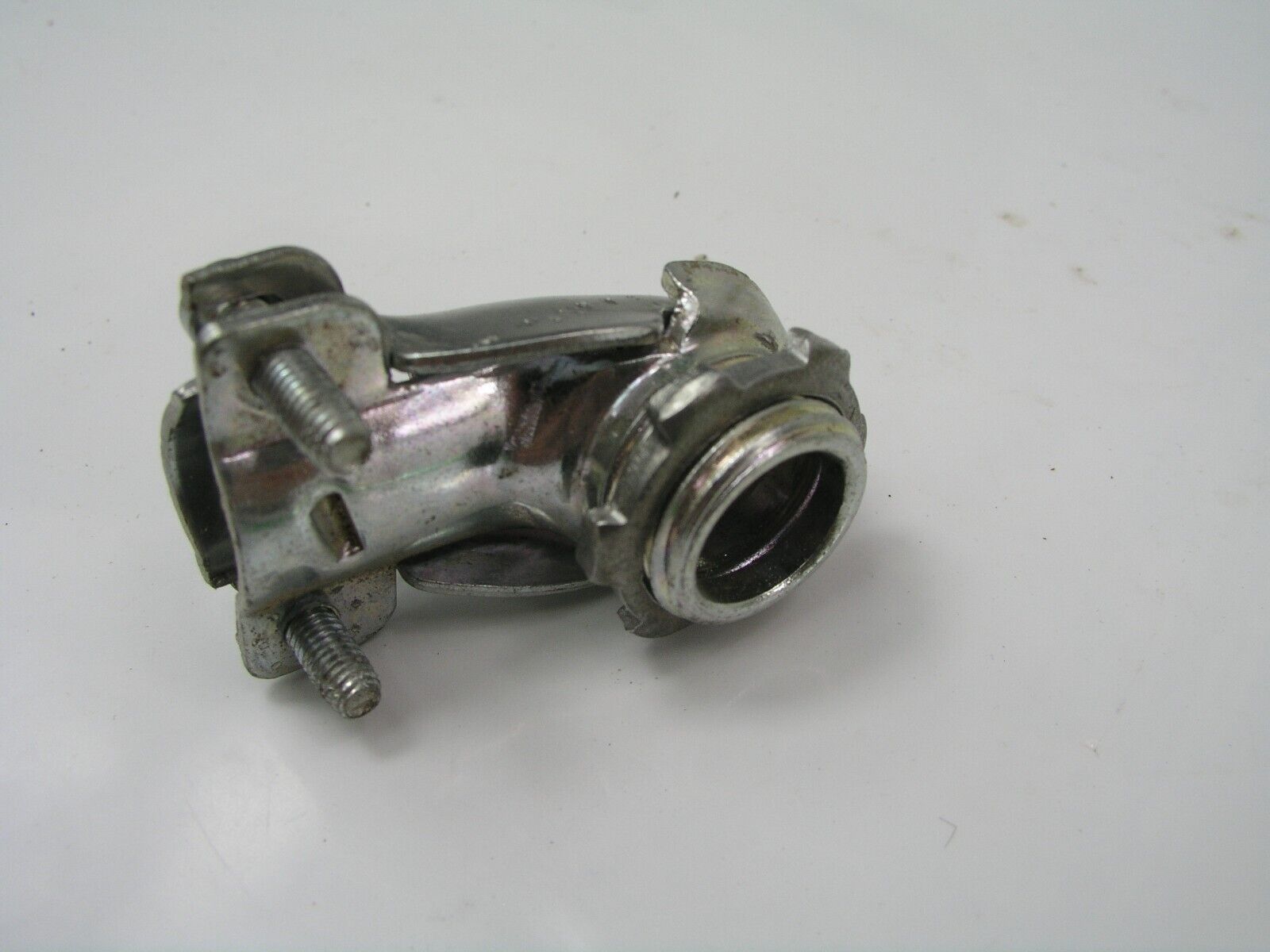 1/2" Knockout 90 Degree Squeeze Cable Drop Connectors, 2pcs Lot Gallery Image 2 1/2" Knockout 90 Degree Squeeze Cable Drop Connectors, 2pcs Lot - Image 4